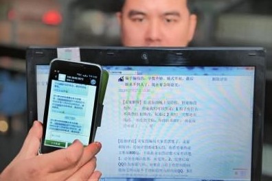 11月8日，劉先生展示騷擾電話和給商家的差評。