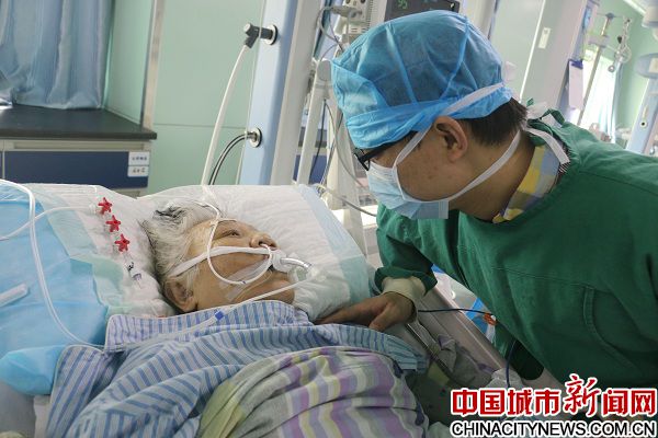 湘潭市第一人民醫院好醫生為74歲高傳染性病菌患者做人工呼吸