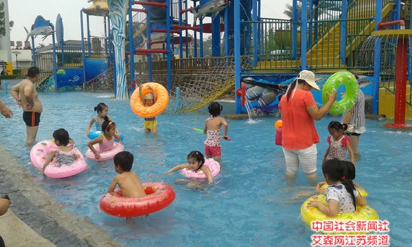 6 水上世界開園，游客暢享清涼.jpg