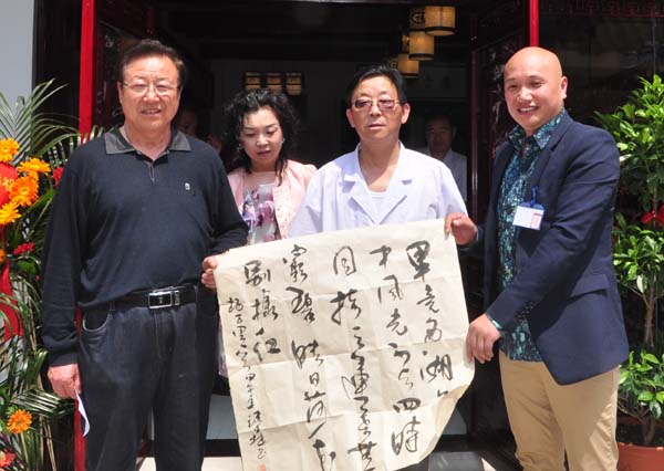 畫家贈(zèng)作品慶賀.JPG