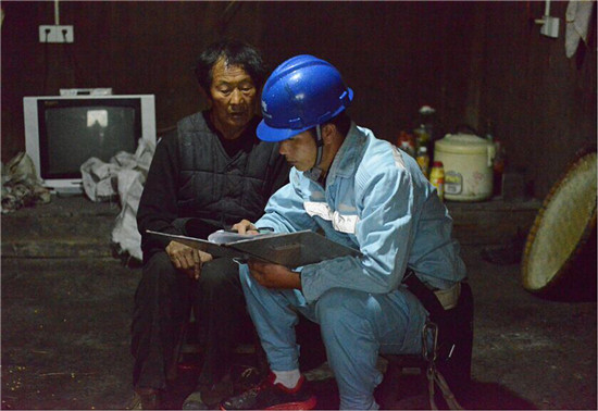 3幫助孤寡老人排查用電設備.jpg