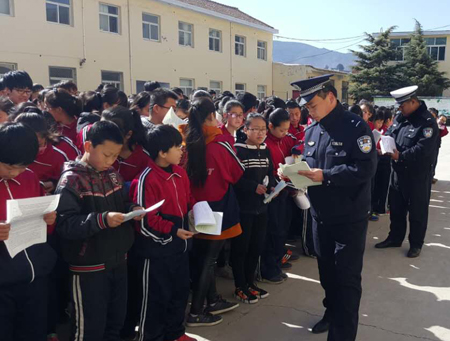 陽城縣公安局民警走進(jìn)校門送安全（圖片）