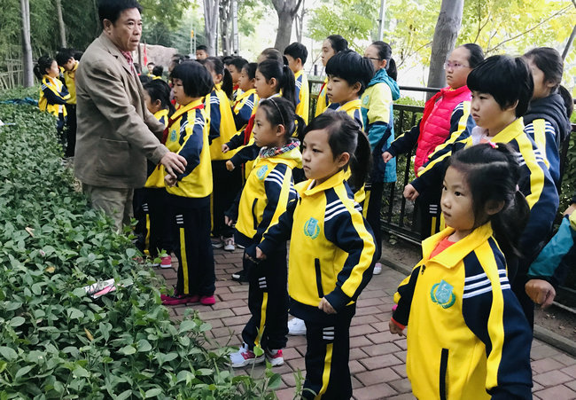 每天清晨，青島市京劇院一級演員、中國戲劇家協會會員張衛東老師都會組織京劇社團的孩子們來到校園里的樹林里、池塘邊，呼吸著清新的空氣，練習京劇唱腔。.jpg