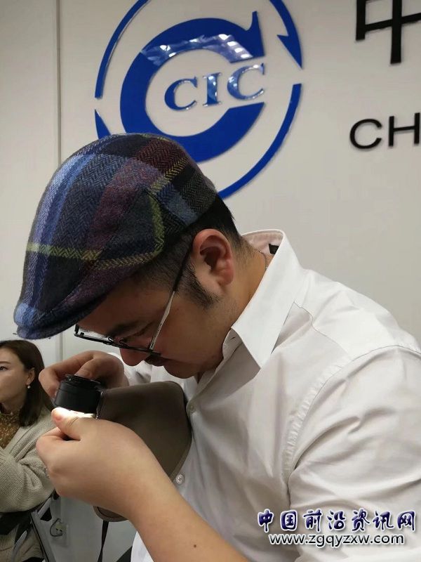 費(fèi)翔在課堂上進(jìn)行實(shí)操練習(xí).jpg