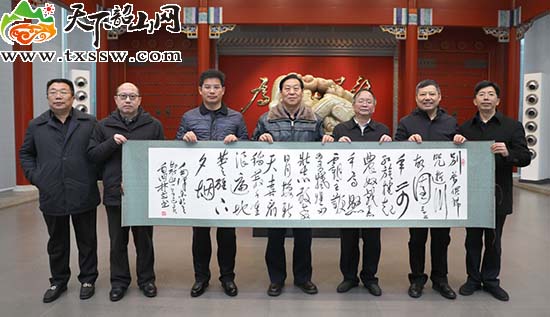 毛國林、劉業勇向韶山毛澤東同志紀念館捐贈書法作品