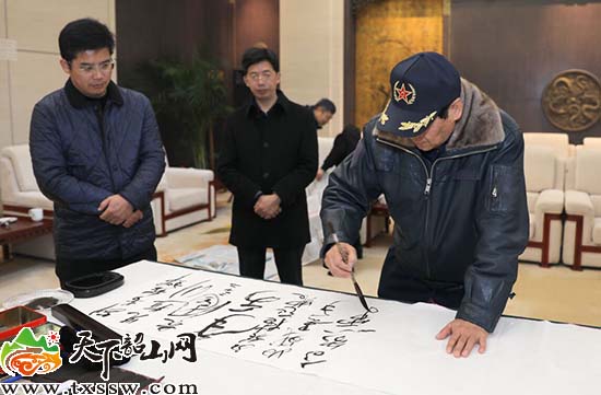毛國林、劉業勇向韶山毛澤東同志紀念館捐贈書法作品