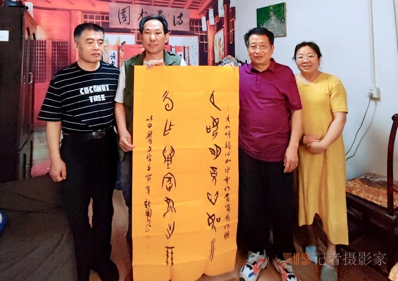但愿人間多雅韻 不辭艱巨奏心弦——詩書融媒體人笑琰、李月夫婦印象
