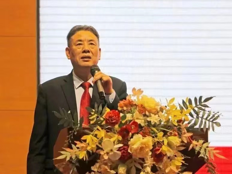 柴時鐘：校長教育思想對學校的發展至關重要